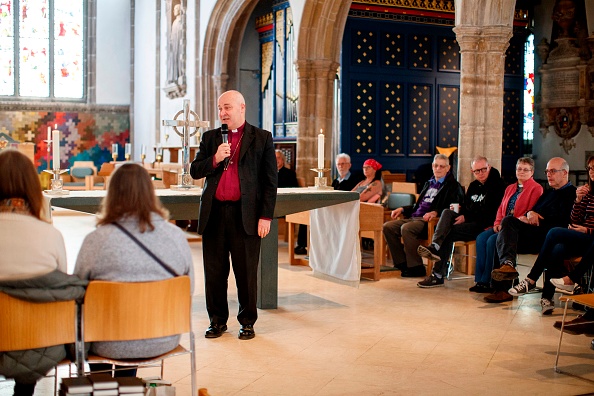 -Stephen Cottrell, évêque de Chelmsford, s'adresse aux participants à une réunion de prière sur le Brexit qui s'est tenue le 30 mars 2019 dans la cathédrale de Chelmsford. Des chrétiens du pays ont pris part à des séances de prière spéciales ce week-end. Photo de Tolga Akmen / AFP / Getty Images.