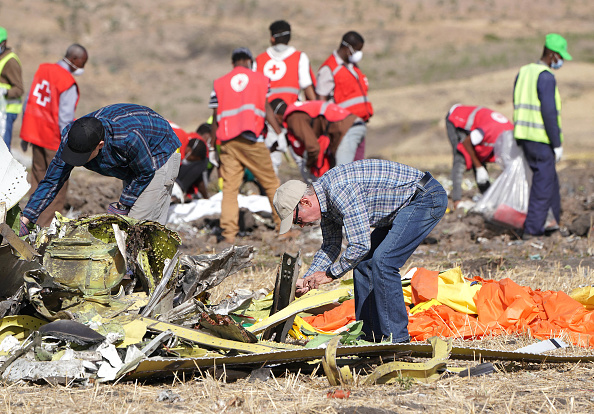 -Des enquêteurs du US National Transportation and Safety Board (NTSB) examinent les débris sur le site du crash du vol Ethiopian Airlines ET 302 le 12 mars 2019 en Éthiopie. Les boites noires ont été retrouvées et vont être examinées. Photo par la comtesse Jemal / Getty Images.