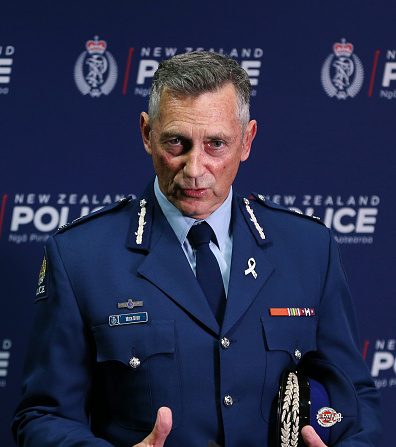 Le commissaire de police Mike Bush s'adresse aux médias lors d'une conférence de presse à la Royal Society Te Aparangi le 15 mars 2019 à Wellington, Nouvelle-Zélande. Une personne est en garde à vue et la police recherche un autre homme armé à la suite de plusieurs tirs contre des mosquées à Christchurch. Photo de Hagen Hopkins / Getty Images.