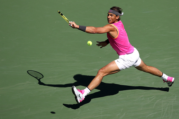 -L'Espagnol Rafael Nadal joue le revers contre le Russe Karen Khachanov lors de leur match de quart de finale en simple masculin à l'Open BNP Paribas au Indian Wells Tennis Garden le 15 mars 2019 à Indian Wells, en Californie. Photo de Sean M. Haffey / Getty Images