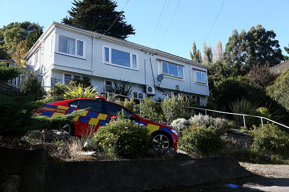 -La police est présente au domicile des accusés le 17 mars 2019 à Dunedin, en Nouvelle-Zélande. Les biens immobiliers à Dunedin ont été associés aux attaques de la mosquée de Christchurch. Photo de Dianne Manson / Getty Images.