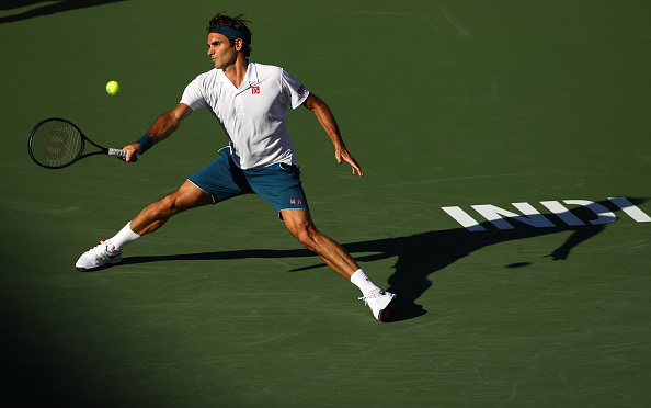 -Roger Federer de Suisse joue un coup droit contre Dominic Thiem de l’Autriche lors de leur finale du simple homme de quatorze jours à Indian Wells Tennis Garden le 17 mars 2019, en Californie. Photo de Clive Brunskill / Getty Images.