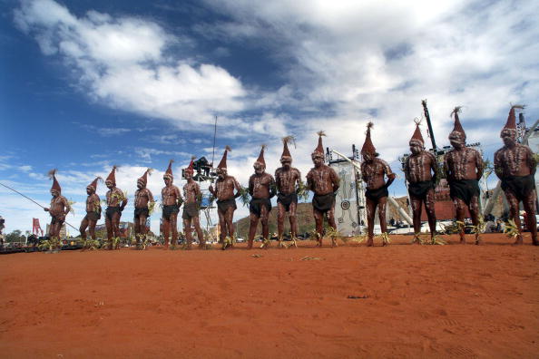 -Illustration- Des artistes autochtones se sont alignés en costume traditionnel lors de l'ouverture du festival de la fédération Yeperenye en Australie centrale. Le festival Yeperenye regroupe des anciens et des milliers de danseurs, artistes, chanteurs, musiciens et spectateurs qui se rassemblent au parc Blatherskite, sur les terres ancestrales du peuple Arrernte. Photo par Matt Turner / Getty Images.