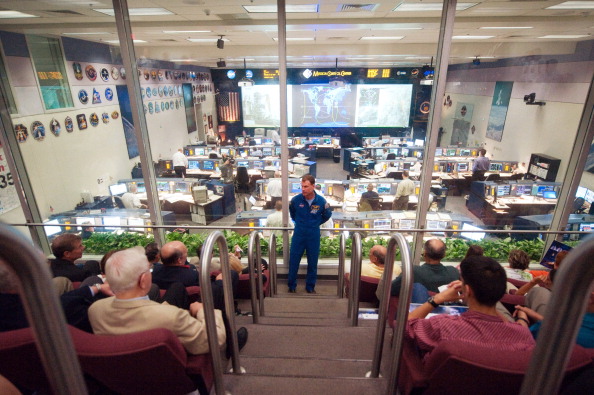 -Image fournie par la National Aéronautiques and Espace Administration (NASA), poste de contrôle et d’observation. Photo par Bill Stafford / NASA via Getty Images.