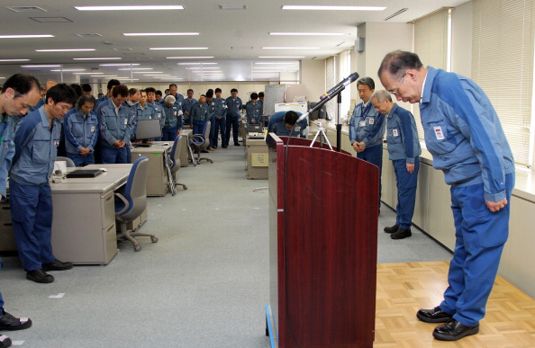 -Le président de Tokyo Electric Power Co. (TEPCO), Kazuhiko Shimokobe s'adresse aux employés lors d'une visite à la centrale nucléaire de Fukushima. Les effondrements provoqués par le tsunami à Fukushima en mars 2011 ont plongé le Japon dans une crise nucléaire. Photo KOICHI KAMOSHIDA / AFP / Getty Images.