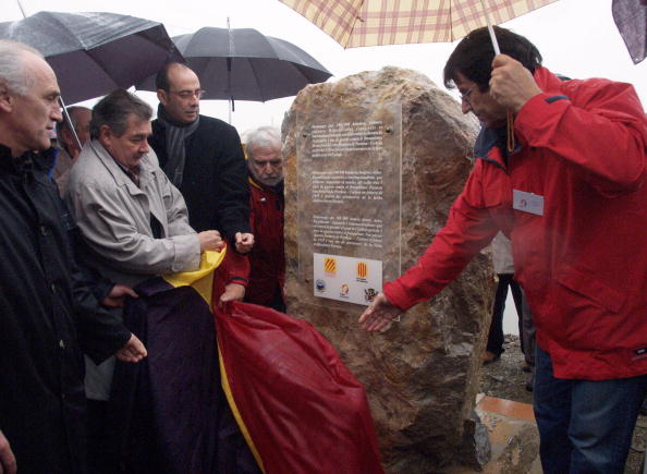 -Michel Moly, conseiller général des Pyrénées-Orientales, Marcel Mateu, vice-président du conseil, le secrétaire général de la Catalogne et différentes personnalités inaugurent un monument commémoratif à la frontière franco-espagnole à Cerbere, commémorant la "retraite" de février 1939 des républicains espagnols avant les francistes. Photo RAYMOND ROIG / AFP / Getty Images.