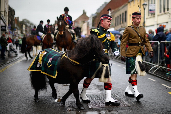 -Des cavaliers participent à la chevauchée des liens le 1er mai 2014 à Berwick Upon Tweed, en Angleterre. Une célébration de la traditionnelle promenade de 15 km pour vérifier la sécurité des limites de la ville, avec une cavalcade de cavaliers renouant avec la tradition du XVIIe siècle et l'apparat moderne. Photo par Jeff J Mitchell / Getty Images.