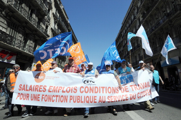 Ce projet de loi s'inscrit dans un objectif de suppression de 120 000 postes d'ici à 2022 sur les 5,5 millions d'agents dans les trois versants (État, hospitalière, territoriale. (Photo : BORIS HORVAT/AFP/Getty Images)