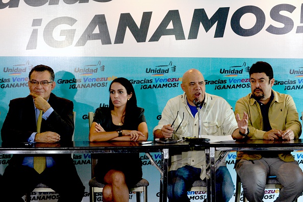 -Nous voyons Roberto Marrero sur la droite de la photo le groupe  donne une conférence de presse à Caracas le 8 décembre 2015. Les chefs de l'opposition vénézuélienne ont déclaré qu’ils avaient une majorité des deux tiers à l'assemblée législative, ce qui leur permettrait de lancer des contestations constitutionnelles pour tenter de limiter les pouvoirs du gouvernement socialiste. Photo FEDERICO PARRA / AFP / Getty Images.