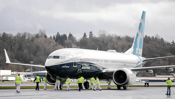 -Les membres de l'équipe au sol vérifient un avion de ligne Boeing 737 MAX 8 après avoir atterri à Boeing Field pour effectuer son premier vol le 29 janvier 2016 à Seattle, Washington. Le 737 MAX est la dernière génération d'avions de ligne les plus populaires de Boeing, avec des moteurs plus économes en carburant et des ailes redessinées. Photo de Stephen Brashear / Getty Images.