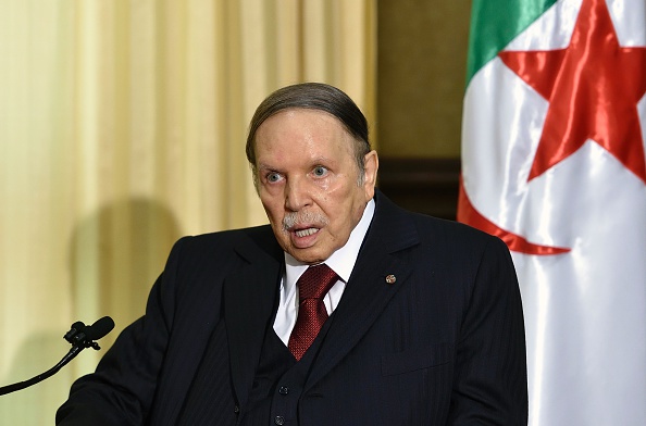 Le président algérien Abdelaziz Bouteflika a rencontré le Premier ministre français à son domicile lors d'une visite officielle le 10 avril 2016 à Zeralda, dans la banlieue d'Alger, la capitale.(Photo : ERIC FEFERBERG/AFP/Getty Images)