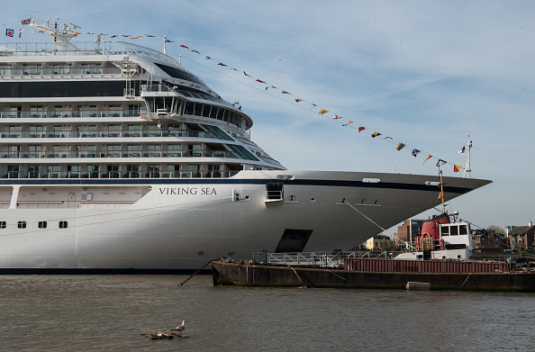 -Un grand bateau de croisière Viking Sea a lancé un SOS, des hélicoptères ont évacués une centaine de touristes, le navire est guidé près des côtes afin de mettre le reste des passagers en sécurité. Photo de Chris Ratcliffe / Getty Images.