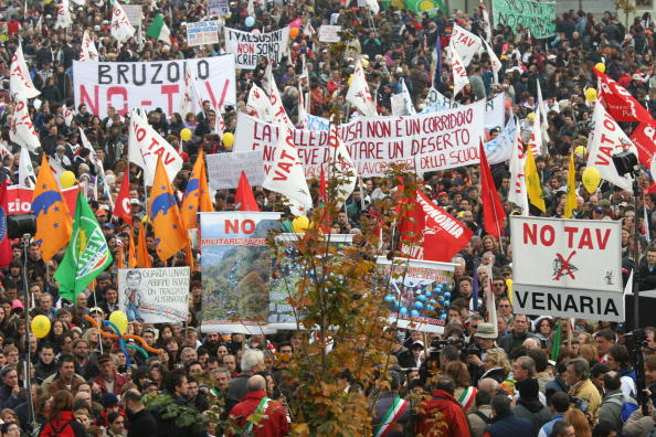 -Des dizaines de milliers de manifestants ont défilé dans la vallée de Suse pour protester contre la construction d'une nouvelle ligne ferroviaire à grande vitesse entre Turin en Italie et Lyon en France. Les habitants des villages de la vallée alpine affirment que la ligne de chemin de fer va causer des dommages irréparables à l'environnement et aux communautés locales. Photo GIUSEPPE CACACE / AFP / Getty Images.