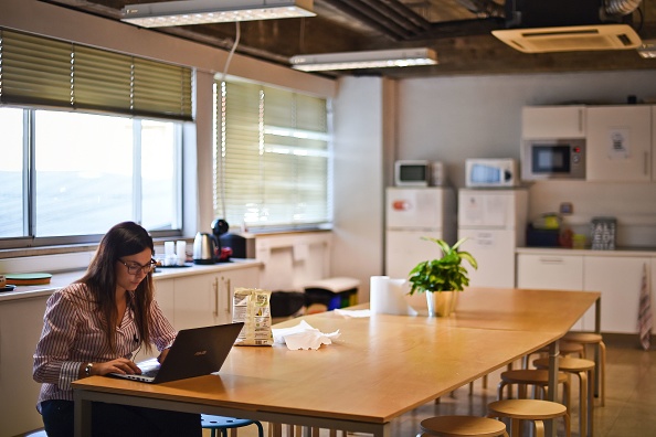 -Une femme travaille sur son ordinateur dans la cuisine du hub de startups « Beta-i » à Lisbonne. Photo PATRICIA DE MELO MOREIRA / AFP / Getty Images.