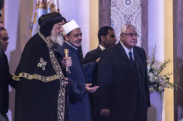 -Le grand imam égyptien d'Al Azhar Cheikh Ahmed Mohamed al Tayeb, l'ancien président par intérim d'Adyp Mansour et le chef de l'Eglise copte égyptienne, le pape Tawadros II (Alexandru), assistent à une conférence. Photo KHALED DESOUKI / AFP / Getty Images.