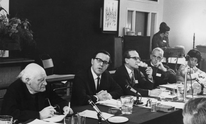 Table ronde lors de la Consultation sur le racisme du Conseil œcuménique des Églises tenue au Centre œcuménique de Notting Hill, à Londres, le 21 mai 1969. De g. à d. : Michael Ramsey, l'archevêque de Canterbury, Merlyn Rees, Mark Bonham Carter et le père Trevor Huddleston. (Ron Case/Keystone/Hulton Archive/Getty Images)