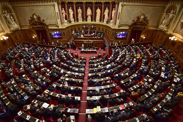 Les ministres de l'Intérieur Christophe Castaner et de l'Économie Bruno Le Maire devront s'expliquer mardi devant les commissions des Lois et des Affaires économiques du Sénat, sur les violences qui ont émaillé l'acte 18 des "gilets jaunes" à Paris. (Photo : CHRISTOPHE ARCHAMBAULT/AFP/Getty Images)