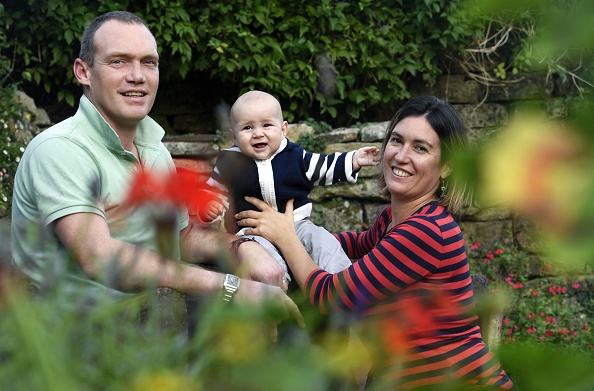 -Exemple d’une famille traditionnelle, Jean-Christophe et Lydia Bernard posent avec leur fils Fanch le 25 octobre 2017 à Rosporden, dans l'ouest de la France. Photo de FRED TANNEAU / AFP / Getty Images.