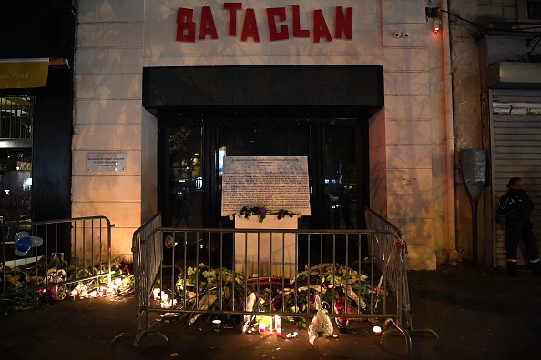 Photo prise le 13 novembre 2017 montre des bougies allumées, des fleurs et des messages dans un mémorial de fortune autour de la plaque commémorative à l'extérieur de la salle de concert Bataclan en hommage aux victimes de l'attaque du Bataclan qui a fait 90 morts le 13 novembre 2015.    (Photo : CHRISTOPHE ARCHAMBAULT/AFP/Getty Images)