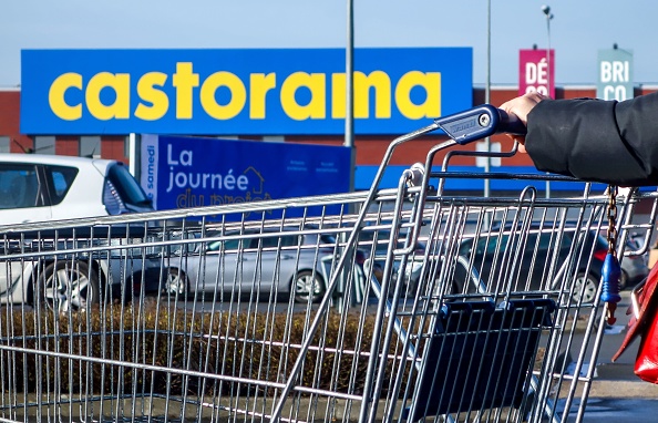 -Un acheteur pousse un chariot devant le magasin du géant de la distribution de bricolage Castorama, dans la ville française de Lille, le 3 mars 2018. Selon des informations parvenues le 1er mars, le groupe Kingfisher a annoncé la suppression de quelque 450 postes administratifs dans les secteurs Castorama et Brico. Photo PHILIPPE HUGUEN / AFP / Getty Images.