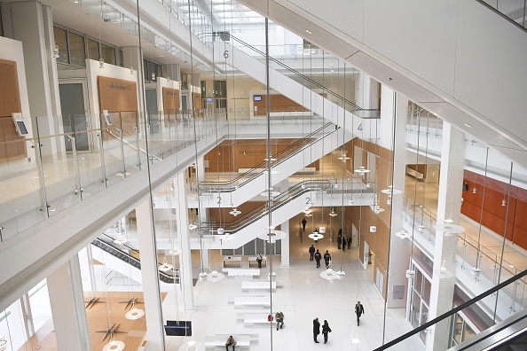 -Le hall principal du nouveau palais de justice de Paris, conçu par l'architecte italien Renzo Piano, dans le quartier des Batignolles, au nord-ouest de Paris, le 16 avril 2018. La tour haute de 160 mètres pourra accueillir jusqu'à 9 000 personnes par jour. Photo par ALAIN JOCARD / AFP / Getty Images.