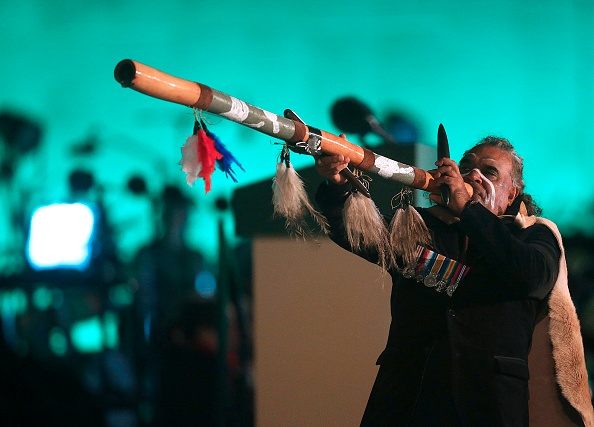 Un aborigène australien se produit lors des cérémonies marquant le 100e anniversaire de la Journée ANZAC (Australian and New Zealand Army Corps) au cimetière australien de Villers-Bretonneux, dans le nord de la France, le 25 avril 2018. (Photo : FRANCOIS NASCIMBENI/AFP/Getty Images)