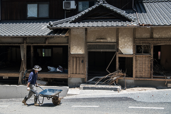 -Dans le cadre d'une politique de reconstruction et de retour des habitants destinée à "normaliser" le statut de la région sinistrée de Fukushima. Une maison japonaise traditionnelle très endommagée nécessite des travaux, une rénovation avant le retour des habitants. Photo de Carl Court / Getty Images