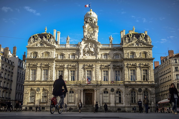 Selon le député du Val-d’Oise, l’antisémitisme véhiculé dans les quartiers s’expliquerait par une faillite du système éducatif du fait d’un manque de crédits publics ainsi que par le manque de représentation des minorités parmi les élus locaux. Photo d’illustration : hôtel de ville de Lyon. Crédit : JEFF PACHOUD/AFP/Getty Images.