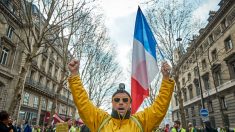 Gilets jaunes – Un couple verbalisé pour avoir porté un pull sur lequel était écrit : « Oui au RIC »