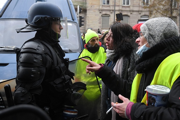 Le 9 mars, sur une autoroute située près de Sallanches, un groupe de Gilets jaunes a fait remarquer à un gendarme qu’il ne portait pas son matricule, contrevenant ainsi à une disposition légale. Photo d’illustration. Crédit : PATRICK HERTZOG/AFP/Getty Images.