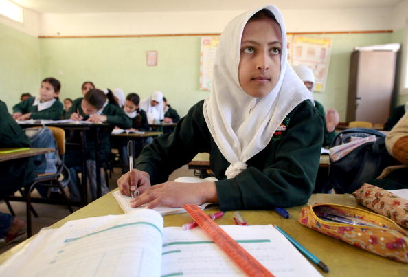 Une petite fille suit un cours de mathématiques dans une école de Gaza. Photo d’illustration. Crédit : Paula Bronstein /Getty Images.