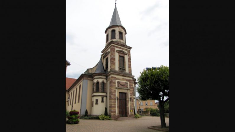 La nef de l’église paroissiale Saint-Michel date de la seconde moitié du 18e siècle, le transept et le choeur ont été construits vers 1900. Crédit : Wikimedia Commons – Ralph Hammann. 