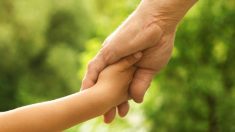 La fille d’une famille pauvre, âgée de 5 ans, accompagne tous les jours son père aveugle à la ferme pour le guider au travail