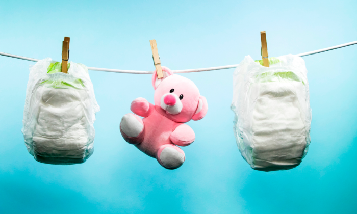 Des couches-culottes et un jouet pour bébé. (JOEL SAGET/AFP/Getty Images)


