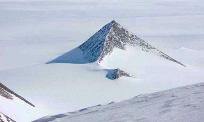 Une montagne en forme de pyramide dans la chaîne de montagnes Ellsworth de l'Antarctique. (Google Earth)
