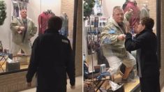 Un père se fait passer pour un mannequin dans une vitrine afin d’amuser son fils aux besoins particuliers