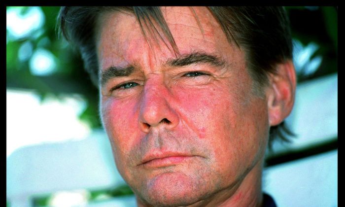 Acteur Jan-Michael Vincent chez lui à Santa Monica en 1999. (Dan Callister Online USA Inc. / Getty Images)
