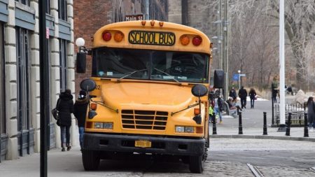 Un père confronte des responsables de l’école après que sa fille a été laissée pour compte par le chauffeur de bus