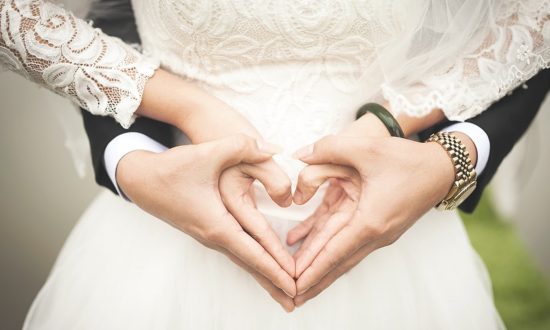 Les sœurs jumelles Brittany et Briana Deane sont mariées à des frères jumeaux, Josh et Jeremy Salyers, et veulent maintenant synchroniser leur grossesse. (Stock image/Pixabay)