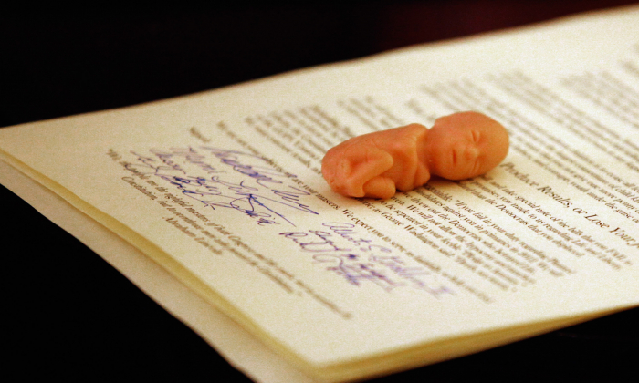 Figurine d'un enfant à naître déposée sur une déclaration remise au Congrès le 5 novembre 2010 à Washington, DC. (Chip Somodevilla/Getty Images)