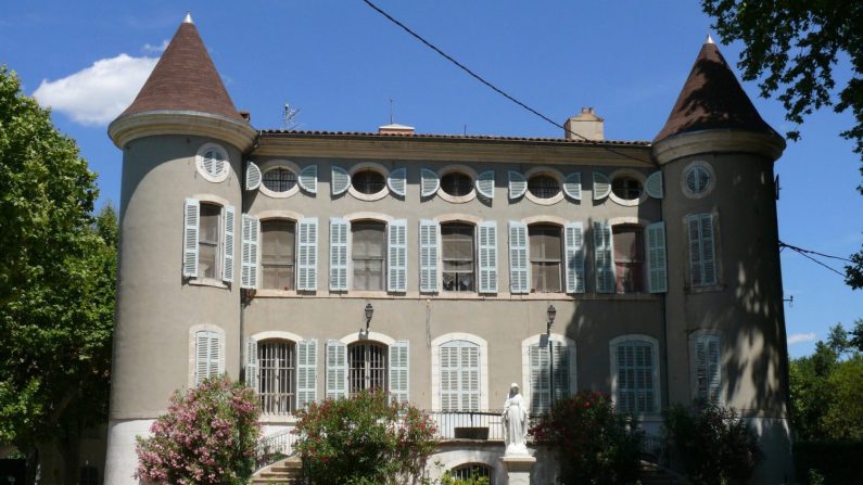 Vue du château de La Castille, à Solliès-Ville.  Crédit : Wikimedia Commons.