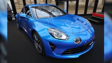 Seine-Maritime : un patron met une Alpine A110 flambant neuve à disposition de ses employés