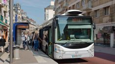 Un nouveau phénomène dangereux chez les jeunes, s’accrocher à l’arrière des bus de la ville