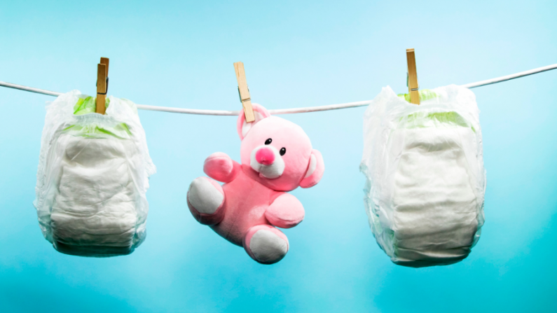 Des couches et un jouet en peluche. (Joel Saget/AFP/Getty Images)
