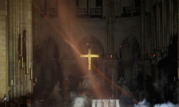 De la fumée s'élève autour de l'autel devant la croix à l'intérieur de la cathédrale Notre-Dame alors que l'incendie continue à brûler à Paris le 16 avril 2019. (Philippe Wojazer/AFP/Getty Images)

