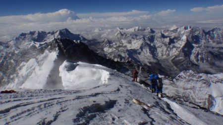 À 7 000 m d’altitude, il abandonne son ascension de l’Everest pour sauver la vie d’un Sherpa en le descendant sur son dos