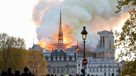 Incendie de Notre-Dame – Des cadres du syndicat étudiant l’Unef se réjouissent en direct : « C’est votre délire de petits Blancs »