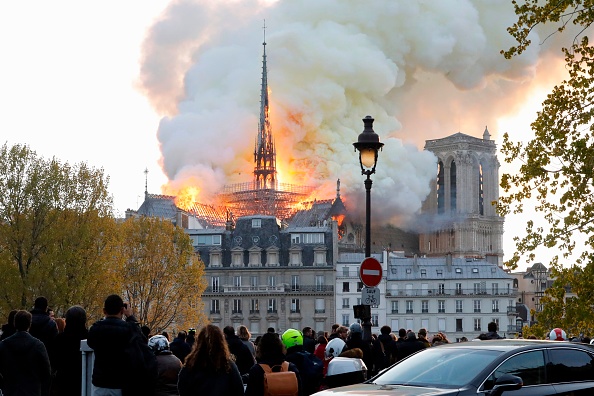 La toiture de la cathédrale Notre-Dame dévorée par les flammes le 15 avril. Crédit : FRANCOIS GUILLOT/AFP/Getty Images.