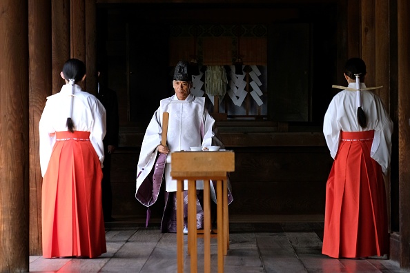 -Des membres du sanctuaire sont vus dans un couloir du sanctuaire de Yasukuni à l'occasion du 73e anniversaire de la capitulation du Japon lors de la Seconde Guerre mondiale, à Tokyo, le 15 août 2018. L'empereur du Japon, Akihito, le 15 août, a exprimé ses « profonds remords » concernant les actes de son pays commis pendant la guerre, à Tokyo. Photo de Kazuhiro NOGI / AFP / Getty Images.