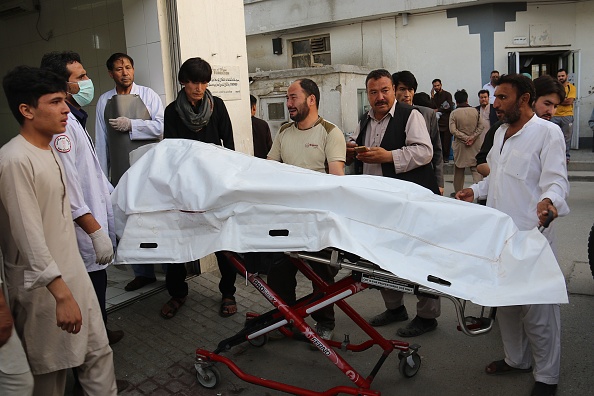 -Fin de l’attaque à Kaboul, les kamikazes ont été tués et les employés civils secourus. Photo by - / AFP / Getty Images.